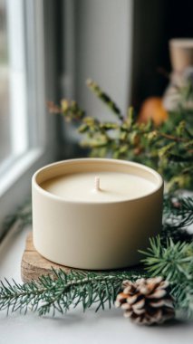 Beyaz iç kısımlarda güzel noel dekorasyonu