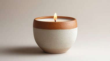 Gri arkaplandaki ahşap vazoda bir mum