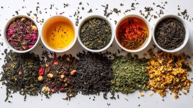 Farklı fincanlarda farklı çay setleri ve gri arka planda farklı kaseler.