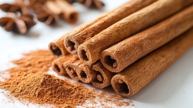 Tarçın çubukları ve anason tozu, yakın plan..