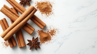 Beyaz arka planda lezzetli tarçın çubukları ve tarçın çubukları olan kompozisyon