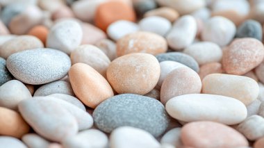 Beyaz sahildeki taş ve çakıl taşlarından..