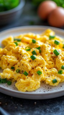 Maydanozlu ve sarımsaklı ev yapımı yumurta.