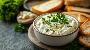 Lezzetli ev yapımı kremalı peynir çorbası. Ekmek, sarımsak ve bitkilerle birlikte.