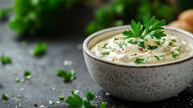 Koyu arkaplanda taze krema çorbası.