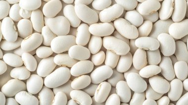 Beyaz kasede beyaz böbrek fasulyesi. en üstteki görünüm.