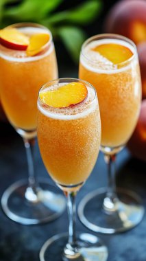 Buzlu ve tarçınlı taze portakal suyu.