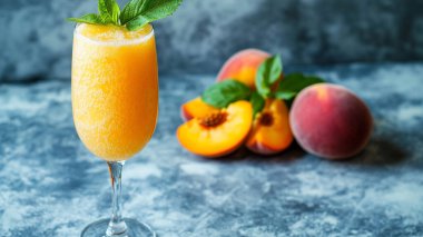 Hafif arkaplanda taze şeftali kokteylleri.