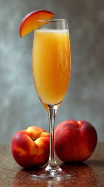 Gri arka planda bir bardak taze şeftali suyu. Yakın plan.