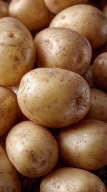 sepet içinde patates yakın çekim.