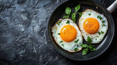 Kızartma tavasında baharatlı ve otlu yumurta.