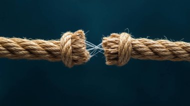Siyah arkaplanda düğümlü bir ip