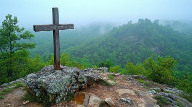 Tepenin zirvesinde çapraz