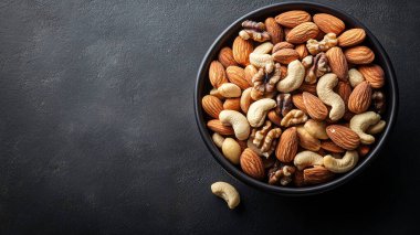 Koyu arkaplanda farklı fındıklı kompozisyon