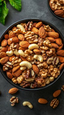 Sağlıklı kahvaltı. Kavanozda fındık var..