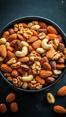 fındık ve kurutulmuş meyve kasesi. en üstteki görünüm