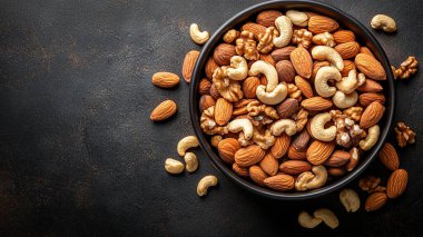 Bir kase lezzetli fıstık ve fındık masada.