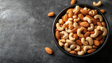 Siyah masada lezzetli fındıklı tabak.