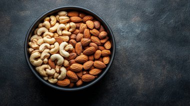 Bir kasede fındık. Üst Manzara. Boşluğu kopyala