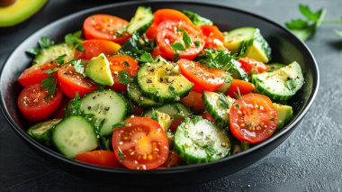 Taze sağlıklı salata, domates ve salatalık..