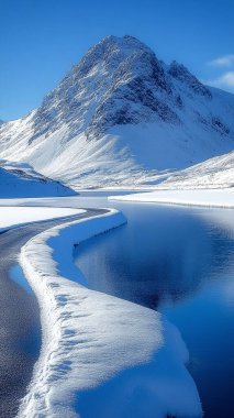 Göl ve dağlarla dolu güzel bir manzara.