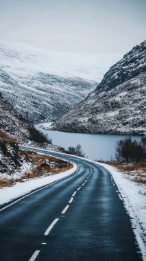 Karlı dağlardan geçen yol ve gündoğumunda sakin göl --kaos 25 -- ar 9: 16 -- stilize 250 --v 6.1 Job ID: abb3a776-46de-4903-976d-261f46a1191e