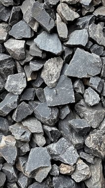 Siyah taş yığını..