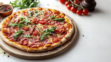 Tahta masada lezzetli taze pizza. Yakın çekim