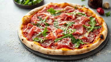 Lezzetli ev yapımı pizza mermer masada.