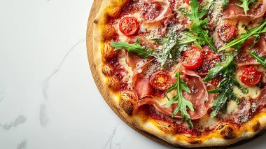 Ahşap masa üzerinde taze İtalyan pizza