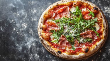 Prosciutto ve domatesli taze ve lezzetli bir pizza.