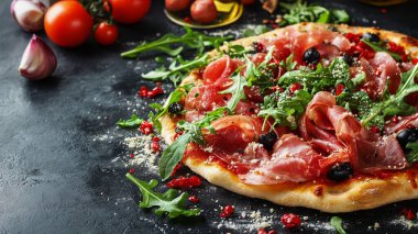 Prosciutto, mozzarella ve domatesli taze ev yapımı pizza. İtalyan yemek geçmişi