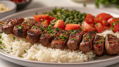 Sebze ve otlarla ızgara kuzu kebabı.