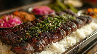 Izgarada ızgara kuzu pirinçli ve otlu bir yakın plan.