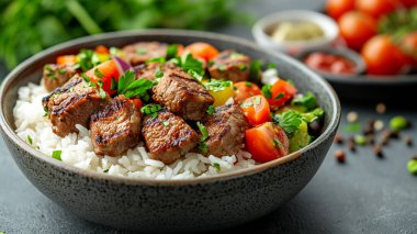 Köfteli pirinç ve domates salatası.