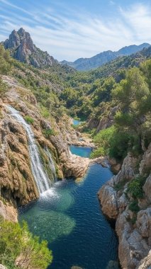 Dağlarla çevrili güzel bir nehir görüntüsü.