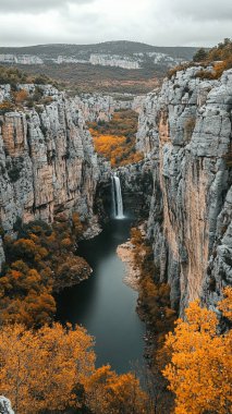 sonbahar manzarası ile dağ şelale