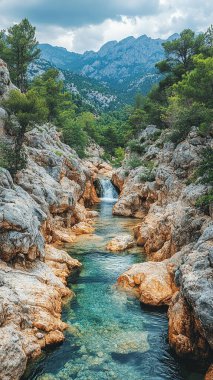 Dağlarda güzel bir şelale