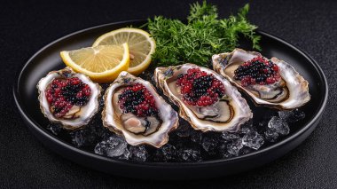 Limon ve buzla servis edilen lezzetli kırmızı istiridyeler.