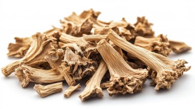 Beyaz üzerine kurumuş mantar yığını.