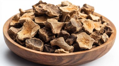 beyaz zemin üzerine kurutulmuş mantar.