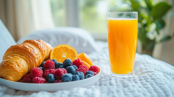 Taze portakal suyu ve kruvasan.