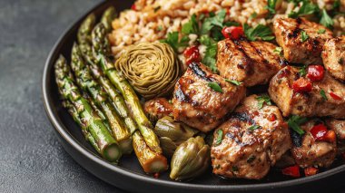 Sebze ve baharatlı tavuk kebabı.