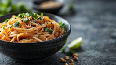 Siyah arka planda sebzeli ve baharatlı erişte kasesi..