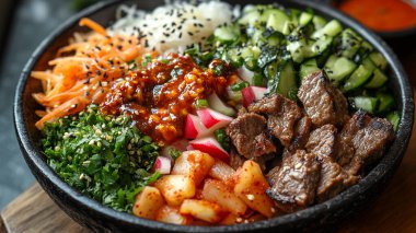 Sebzeli ve kimşili Kore yemeği güveci.