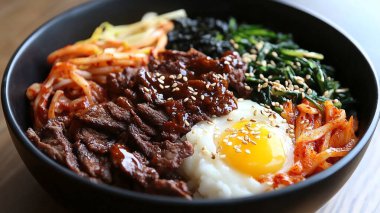 Geleneksel Kore yemeği bimbkimchi, kimchi