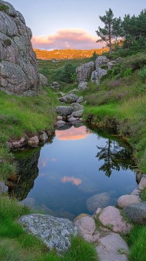 Dağlardaki güzel göl