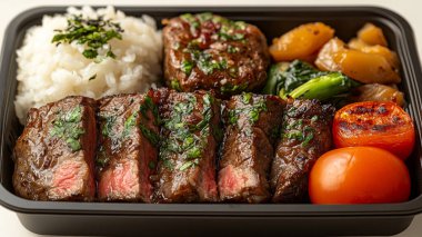 Sebzeli ve pirinçli ızgara biftek.