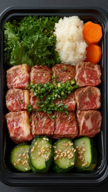 Japon et kutusu ve pirinç plastik kutuda. Japon yemek teslimatı konsepti.