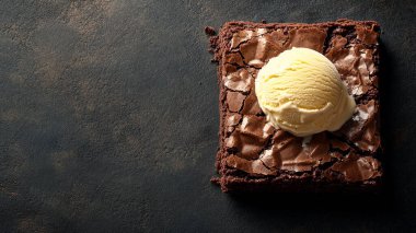 Çikolata soslu ev yapımı çikolatalı pasta.